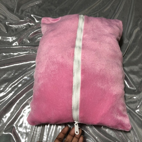 reversible Hello Kitty pillow - Picture 3 of 5